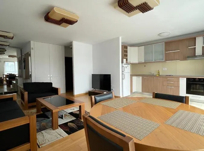 Sunny Two Apartment, Baneasa, Petrom City, Free Wi-fi And Underground Parking דירה